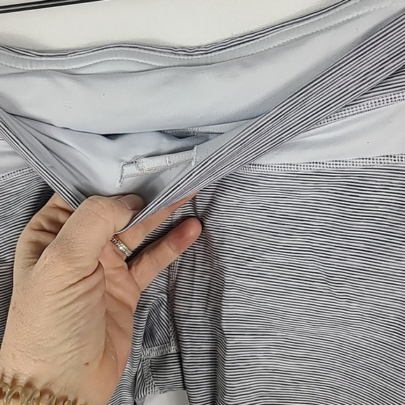 Lululemon Women's Black White Stripes Leggings 22" Inseam Size 4 - Picture 5 of 7